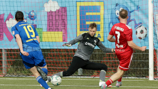 Hier erzielt Rübenachs Philipp Pitkowski (rotes Trikot) den Treffer zum 2:0. Am Ende stand für seinen FV ein deutlicher und wich