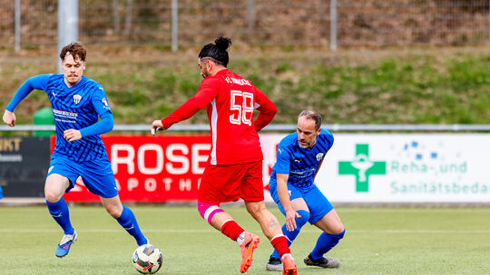Huseyin Karalalek (in Rot) war der Mann des Spiels in Emmelshausen. Der Oldie-Torjäger von Anadolu Koblenz traf zum 1:0 und 3:0
