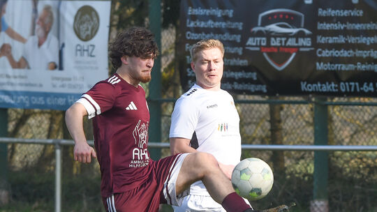 Akif Besler (links) und der FC Schmittweiler führten zum Zeitpunkt des Spielabbruchs in Zweibrücken mit 2:1.