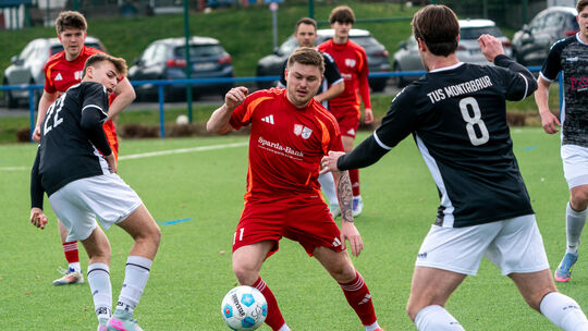 Die SG St. Katharinen/Vettelschoß (am Ball Jannik Pehlivan) wehrte sich gegen den TuS Montabaur (links Pascal Lind, mit der Numm