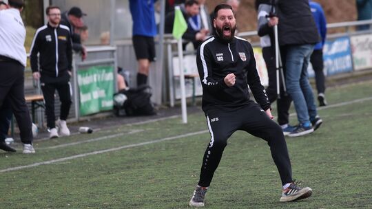 Grund zur Freude: Marc Steil, Trainer des TuS Mayen kann sich nach dem 7:0 über die Tabellenführung freuen.