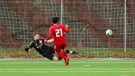 Der Moment, in dem Westerburgs Traum vom Auswärtssieg in Hundsangen doch noch platzte: Masaya Omotezako verwandelte in der 90. M