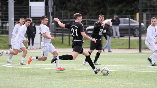 Luca Busch (vorne rechts) traf in der 81. Minute zum 2:2-Endstand und sicherte seinem SV Windhagen einen Punkt beim FC Kosova Mo