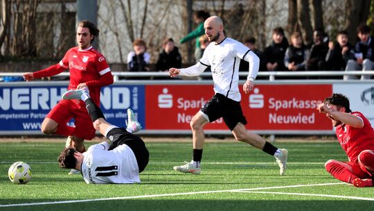Der SSV Heimbach-Weis (weiße Trikots) und der SV Roßbach/Verscheid lieferten sich ein körperbetones Duell. Tore bekamen die 100