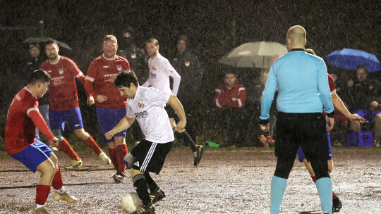 Bei Dauerregen auf dem Booser Hartplatz musste sich die SG Weiler/Boos (weiße Trikots) im Kellerduell der SG Illerich/Landkern m
