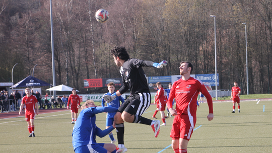 Getümmel im Sechzehner: Morbachs Keeper Johannes Kappel (Mitte) kam vor Laubachs Stürmer Julian Schmitz (links) an den Ball, mus