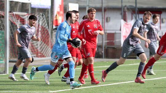 Der Melsbacher Keeper Elias Fouquet (blaues Trikot) hielt seinen Kasten im Auswärtsspiel beim CSV Neuwied sauber. Am Ende gewann