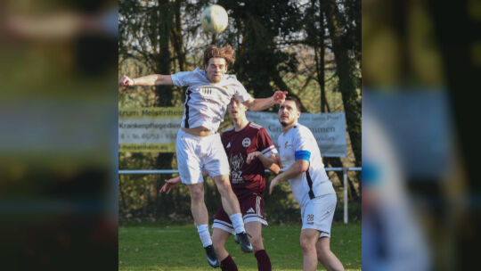 Torgefährlicher Linksverteidiger: Hans Steyer (am Ball) traf erneut für seinen TuS Hackenheim.