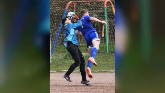 BSV-Keeper Jan Lersch fischt die Kugel im allerletzten Moment weg. Es half nichts, der TuS Breitenthal gewann 3:1.