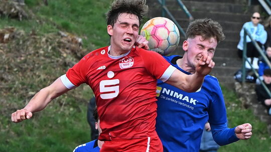 Immendorfs Jan Bruker (rotes Trikot) und Wissens Tim Leidig schenkten sich im Kellerduell nichts. Am Ende stand ein 0:0-Unentsch