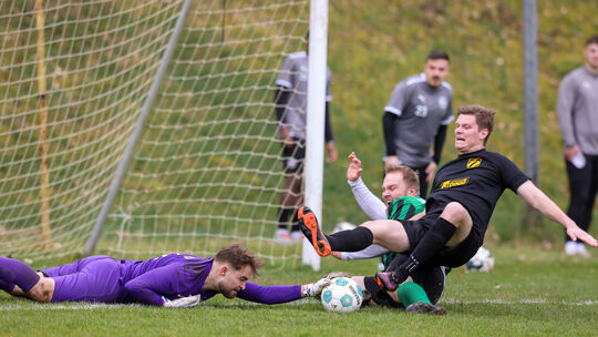 Hoppstädtens Torhüter Joris Becker packt sich die Kugel im Nachfassen. Gegen heranrutschende Feldspieler gehört zu so einer Akto