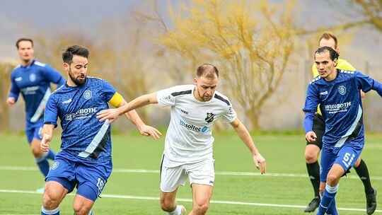 Jonas Henzel (in Weiß) brachte Viertäler Oberwesel in Winzberg gegen den HSV Neuwied (links Kapitän Christof Fink, rechts Andre
