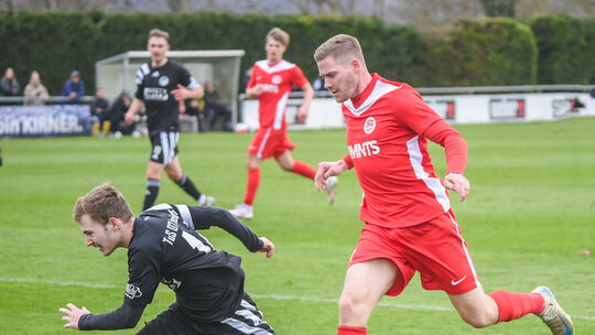 Brachte Schwung rein: Joker Christian Hahn (rotes Trikot) erzielte das 1:1 der SG Hüffelsheim im Duell mit dem TuS Steinbach.