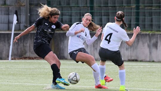 Der SV Rengsdorf (weiße Trikots) musste in der Rheinlandliga eine 0:2-Niederlage gegen die SG 99 Andernach III (am Ball Doppelto