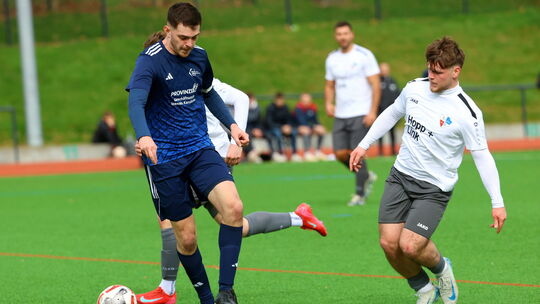 Noah Vink (in Blau) brachte die SG Sohren/Büchenbeuren in Kastellaun zwar in Führung, aber am Ende gewann Gastgeber SG Kastellau