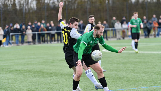 Ein umkämpftes Kellerduell zwischen der SG Ahrbach (links Jan-Christian Weber) und der SG Herschbach (rechts Louis Schwarz) wurd