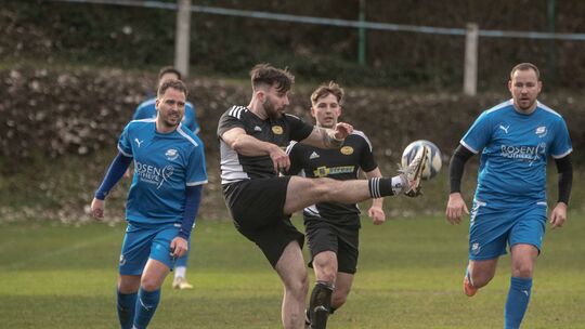 Raus aus der Gefahrenzone: Ein Meisenheimer klärt den Ball, doch am Ende unterlag die Landesliga-Reserve bei Spitzenreiter SG So