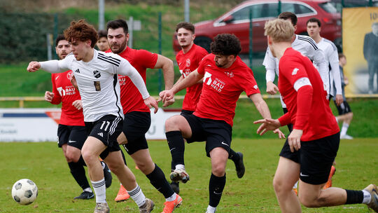 Auf und davon: Der Weinsheimer Andy Halili ist der Abwehr des VfL Rüdesheim (rote Trikots) enteilt.