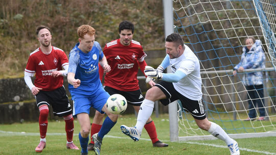 Was für ein packendes Derby in Odernheim: Der Rehborner Torwart Marco Wietrzychowski rettet vor einem Spieler der SG Disibodenbe