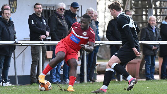 Yannik Tsannang (links) versuchte als alleinige Spitze die Abwehrspieler der SG 06 Betzdorf (rechts Abwehrchef Moritz Brato) in