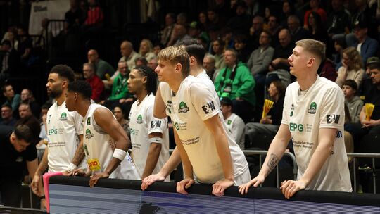 Die Koblenzer fiebern an der Bande in der Schlussphase mit, doch die Artland Dragons drehten die Partie - und die Baskets gingen
