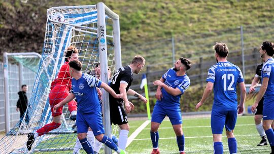 Alles im Netz: der Ball, der Niederberger Torwart Jenning Höhn (in Rot) - und der FC Horchheim freut sich über die 2:0 Führung.