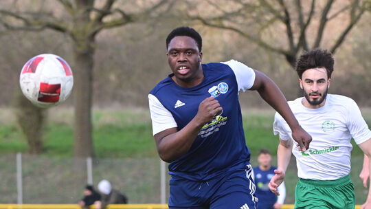 Bad Breisigs Courage Moses (vorn) sorgte für die 1:0-Führung im Derby gegen den SV Remagen, am Ende siegte die SG mit 2:0.