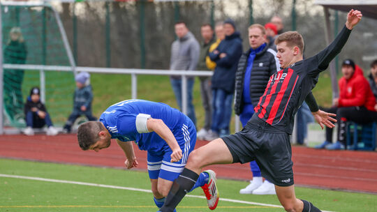Anders als in dieser Szene, in der Niklas Hölper (rechts) seinen Gegenspieler Lars Radermacher bedrängt, brachte eher der Tabell