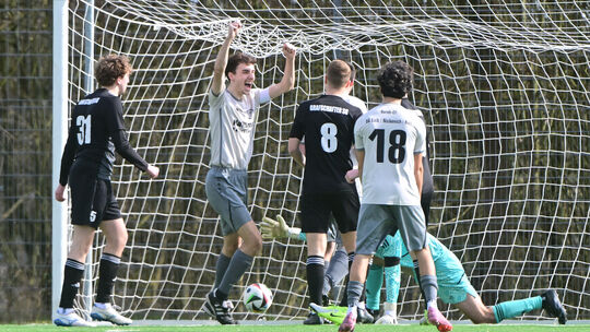 Zu früh gefreut: Zwar gingen die Fußballer der SG Eich/Nickenich/Kell (weiße Trikots) bei der Grafschafter SG hier mit 1:0 in Fü