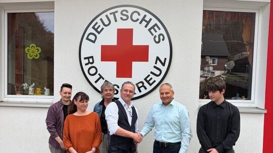 DRK-Kreisgeschäftsführer Jörg Schmitt (2. von rechts) bedankte sich bei dem 13-jährigen Julian (links) und seinem Vater Oliver C