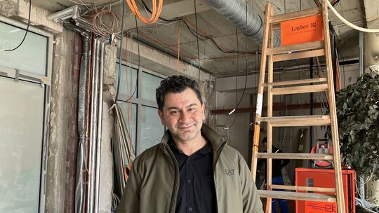 Aslan Colak ist gerade nicht nur Betriebsleiter im Koblenzer Extrablatt, sondern quasi auch Bauleiter.