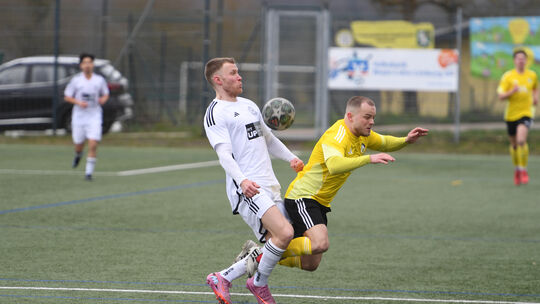 Carl Christoph Pregardien (gelbes Trikot) versucht hier vergeblich Horressens Elfmeterschützen Adrian Bruch zu stoppen. Der Prim