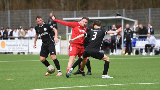 Um umkämpften Derby rief die SG Hundsangen II (in Rot Leon Fasel, hier gegen Nils Matzke) eine starke Leistung ab und behielt ge