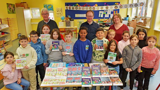 Projektbeauftragter Hans-Karl Mertes (hinten, links) und RC-Präsident Thomas Behr (hinten, Mitte) überbrachten den Kindern der d