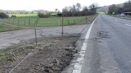 In den kommenden Wochen werden die Asphaltschicht der L 409 bis zur Ortslage Neu-Bamberg erneuert und die Bankette an den Straße