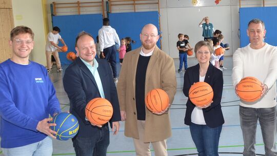 Gute Noten für die Trainingsstunde von Kita- und Grundschulkindern gab es bei der Vorstellung durch Koordinator Jan Schuster (li