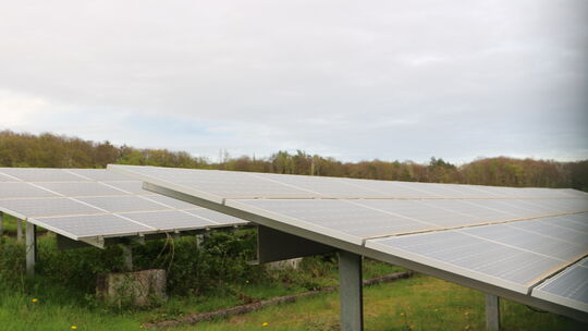 In der Verbandsgemeinde Nahe-Glan entstehen immer mehr Freiflächen-Solarparks - wie hier in Pferdsfeld.