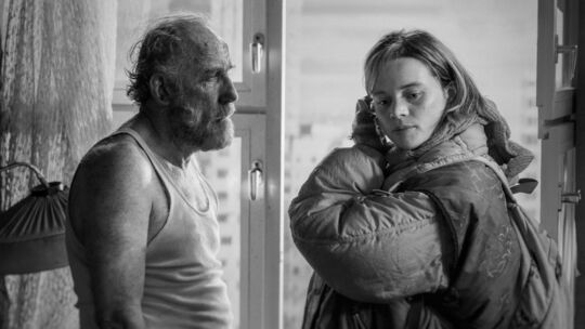 Menschenfeind trifft auf Optimistin: Karl Markovics als Hugo Drowak und Luna Wedler als Lena in "Sie glauben an Engel, Herr Drow