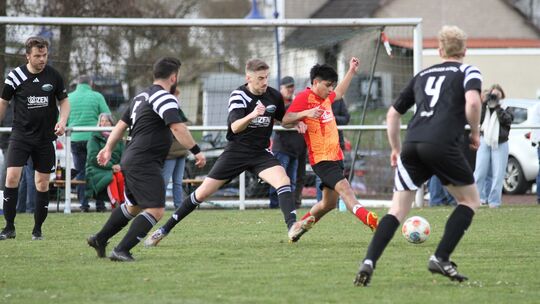 Stockum-Püschens Dilan Fabian Quijia Corella (rot-orangefarbenes Trikot) erzielte in der fünften Minute der Nachspielzeit den 2: