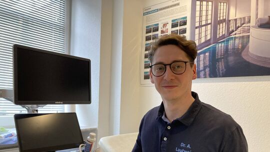 Der 37-jährige Facharzt für Innere Medizin und Rheumatologie, Dr. Alexander Lautwein, hat sich mit einer ambulanten Praxis in Wi