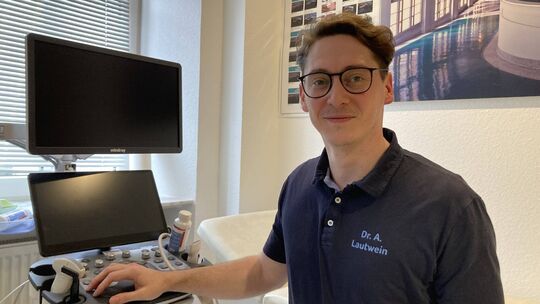 Der 37-jährige Facharzt für Innere Medizin und Rheumatologie, Dr. Alexander Lautwein, hat sich mit einer ambulanten Praxis in Wi