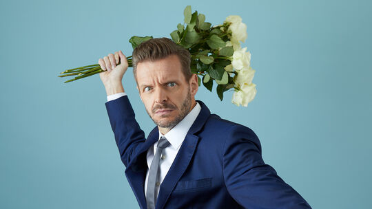 Florian Schroeder, bekannter Kabarettist, Podcaster und Autor, kommt nach Emmelshausen - mit seinem neuen Programm "Endlich Glüc