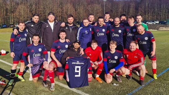 In Gedanken bei ihrer Nummer neun: Die Spieler der SG Grenzbachtal sammelten nicht nur drei Punkte gegen Ebernhahn ein, sondern