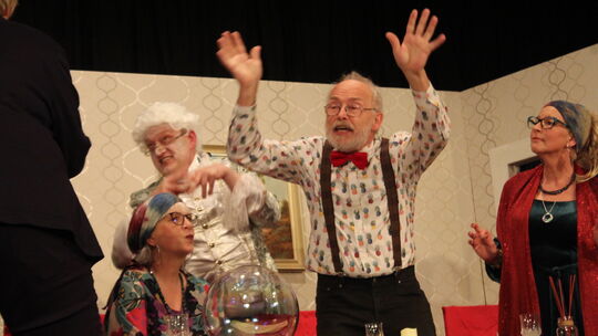 Der Geist Pilgrim (Harald Heidemann) macht sich in dieser Szene - sehr zum Vergnügen der Zuschauer - über den Geisterjäger O´Mel