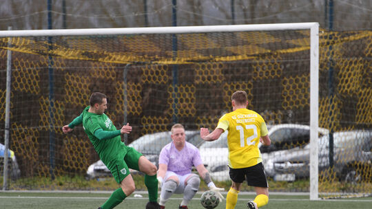 Hier kommt Timothy Mende vor Niederneisens Axel Heymann an den Ball und Momente später heißt es am Königstein 2:0 für die zweite