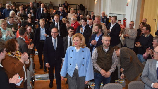 Als Bundestagspräsidentin Julia Klöckner und Bundesinnenminister Alexander Dobrint den Saal betraten, brandete großer Beifall au