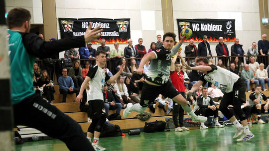 Der Koblenzer Tom Ramb (am Ball) hat sich gegen die Abwehr des HV Vallendar II durchgespielt. Durch den 29:24-Erfolg im Derby ha
