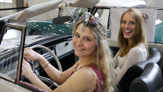 Die Deutsche Edelsteinkönigin Vivian Heidrich hatte ihr Traumauto schnell gefunden: Ein VW Käfer Cabriolet aus der Oldtimerausst