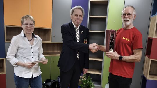 Irene Eckert und Harmen Eckert danken Achim Haag (Mitte) für sein langjähriges großes Engagement in der DLRG-Ortsgruppe Bad Neue