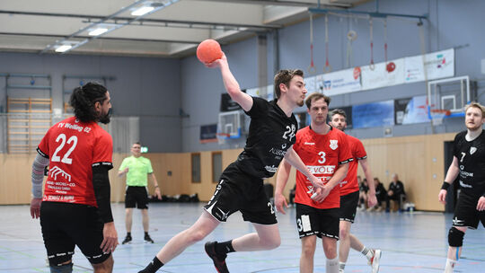 Und wieder können die Wellinger Handballer (rote Trikots) nur zusehen, wie die Bad Emser (hier mit Johannes Kind) freie Fahrt ha